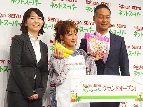 記者会見に臨んだ楽天の小森紀昭執行役員（写真右）と西友・執行役員の竹田珠恵氏（同左）